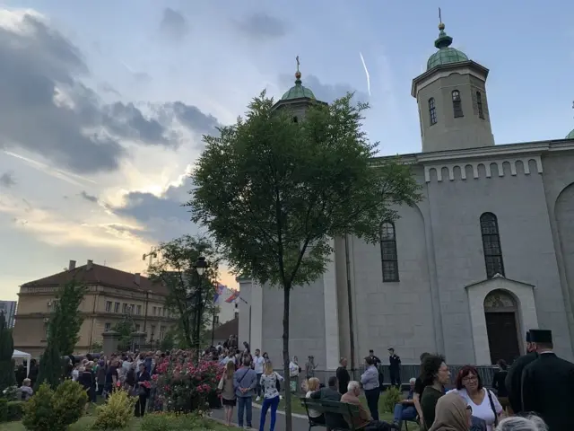 Mošti vladike Nikolaja dočekali su građani u Vaznesenjskoj crkvi u Beogradu
