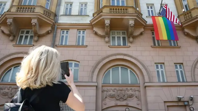 Флаг ЛГБТ-сообщества на здании посольства США. 25 июня 2020 года