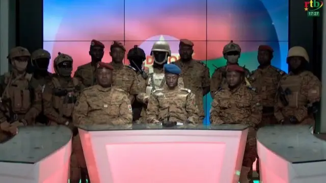 Une capture d'écran d'une vidéo montre le capitaine Kader Ouedraogo s'exprimant sur la télévision d'État " RTB " à Ouagadougou, au Burkina Faso, le 24 janvier 2022.