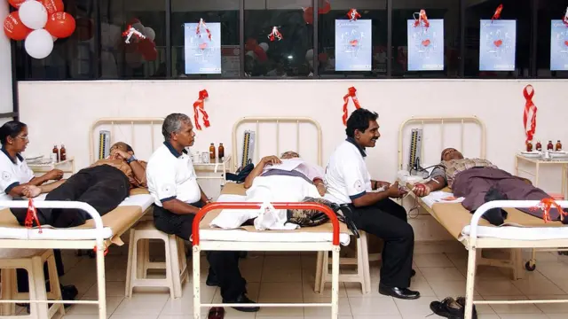 Sri Lankan people donate blood 14 June 2006 at the National Blood Transfusion Centre in Colombo. The centre organised a special blood donation campaign to coincide with the World Blood Donor Day.