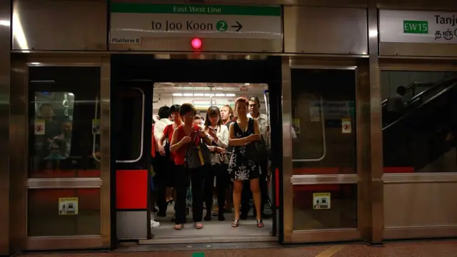 新加坡丹戎巴葛地铁站内一趟地铁列车