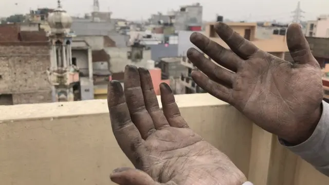 अशोक नगर मस्जिद के पास अपने घर की छत पर खड़े फ़ैसल