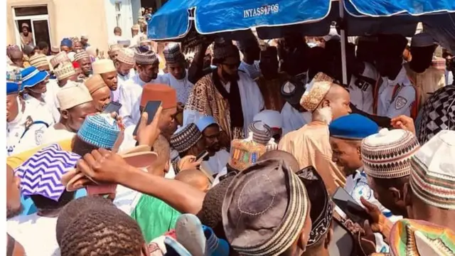 Daya daga cikin 'ya'yan malamin, Tijjani Sheikh Dahiru Bauchi, shi ne ya ja sallar ta Idi