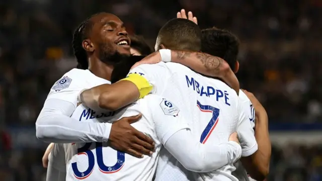 لاعبو لاريس سان جيرمان يحتفلون بهدف التقدم على ستراسبورغ 27 - 5 - 2023