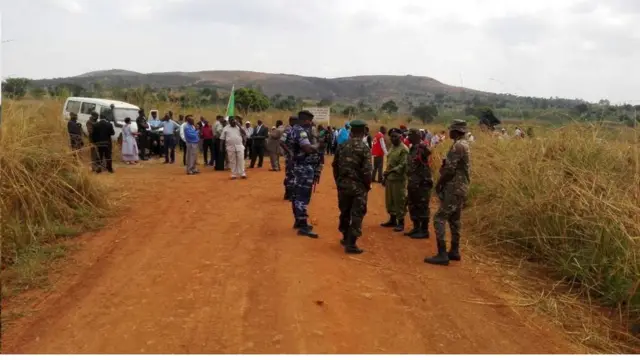 Abategetsi batandukanye bari baje gutegera izo mpunzi mu ntara ya Ruyigi ku rubibe Uburundi buhana na Tanzania