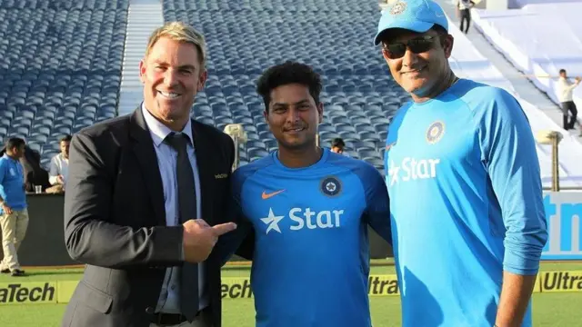 शेन वार्न और अनिक कुंबले के साथ कुलदीप यादव.