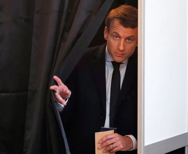 Эммануэль Макрон на избирательном участке