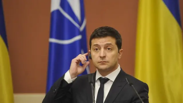 Володимир Зеленський з прапором НАТО