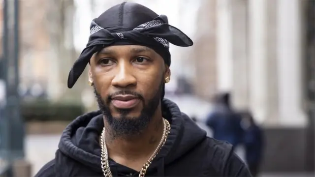 شرکت آمازون بعد از اعتراض کریس اسمالز به تدابیر ایمنی این شرکت در جریان همه‌گیری او را اخراج کرد.