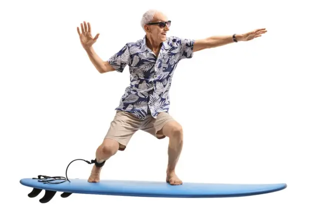 Hombre mayor simula surfear.