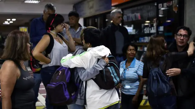 Personas abrazándose a las afueras de la sede del partido Voluntad Popular