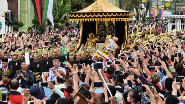 Antusiasme rakyat Brunei kepada Sultan Hassanal Bolkiah
