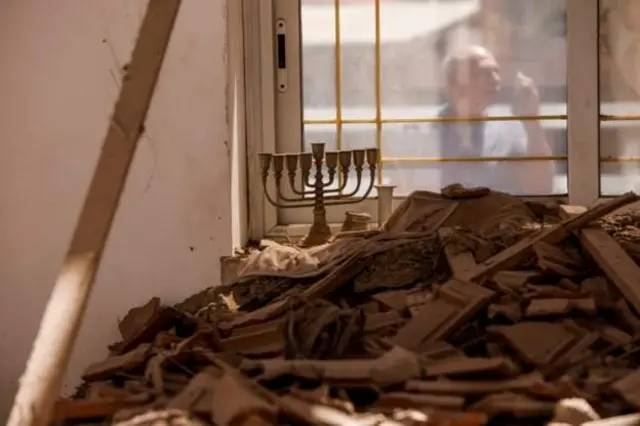 दक्षिण इसराइल के सदेरोट शहर में एक घर के अंदर का मंज़र, ग़ज़ा से हमले के बाद इसकी यह स्थिति हुई है. फ़लस्तीनियों के रॉकेट हमले में इसराइल में अब तक 9 लोगों की मौत हुई है.