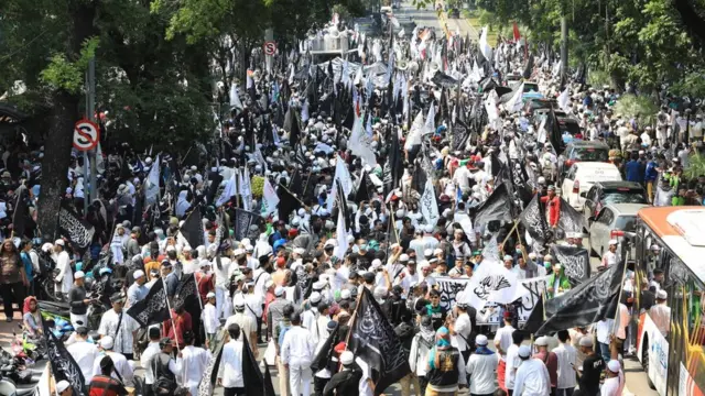 aksi protes pembakaran bendera