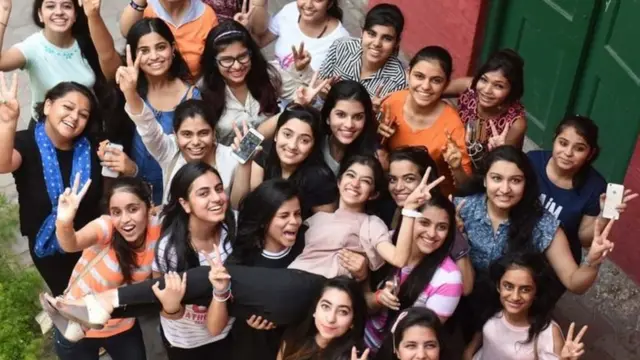 CBSE (2016) தேர்வு முடிவுகளில் மாணவர்களை ஒப்பிடுகையில் சிறப்பாக செயல்திறனை வெளிப்படுத்திய மாணவிகளின் கொண்டாட்டம்.