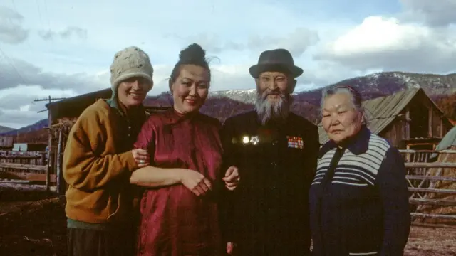 Катриона Басс с родственниками Данзана Самаева. Орлик, осень 1992 года