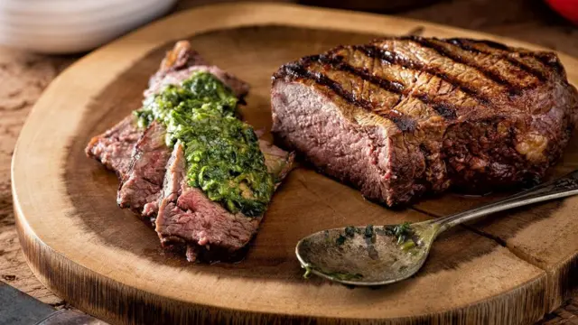 Plato de carne asada con chimichurri.