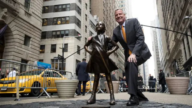 Мэр города рядом со скульптурой