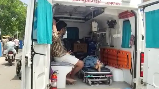சேலத்தில் ஆம்புலன்ஸ் வாகனத்தில் வைத்து சிகிச்சையளிக்கப்படும் நோயாளி