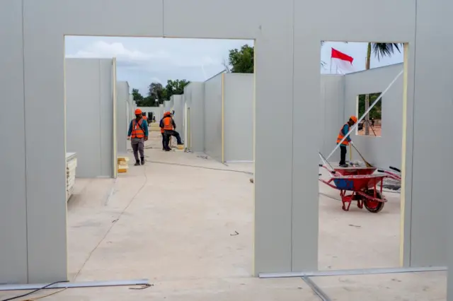 Mới khởi công ngày 6/3, công trình xây trung tâm chữa trị người bị lây nhiễm COVID-19 tại trại tị nạn người Việt ngày xưa trên đảo Galang, Indonesia, đến 20/3 được cho là đã xong 40%