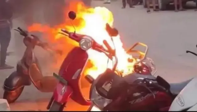 కాలిపోతున్న ఎలక్ట్రిక్ స్కూటర్