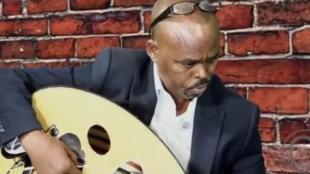 Maxamed waxaa kabanka, darbuugadda iyo organka u dheeraa xirfado kale sida makaanig iyo darawalnimada oo uu ku shaqaysan jiray