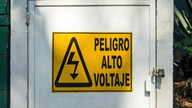 Placa de alerta sobre alta voltagem