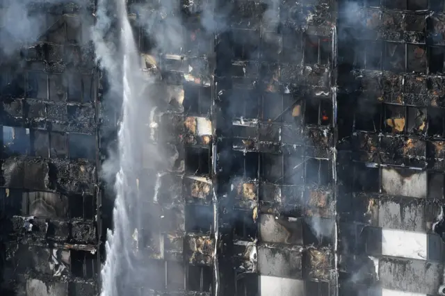 Torre Grenfell calcinada.