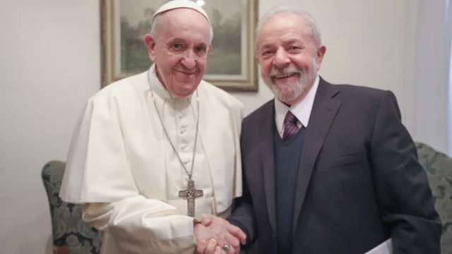 Lula e Papa Francisco se cumprimentam no Vaticano