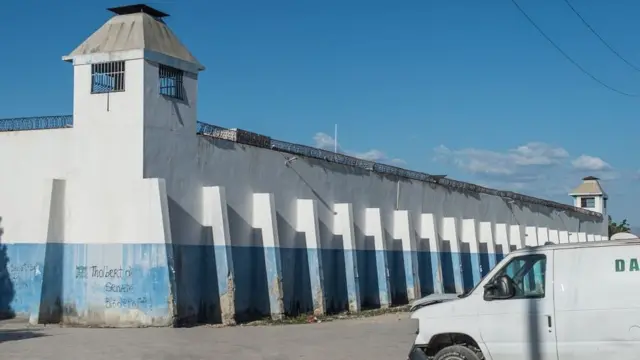 Fachada de la prisión Croix-des-Bouquets.