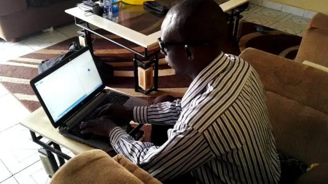 Daniel arugurura, agakoresha imashini ya ordinateur wenyene kandi atabona