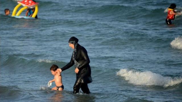 Mulher usa burquini em praia de Nice, onde ocorreu atentado na França