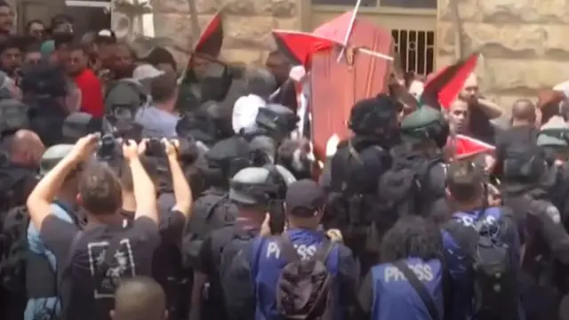 Полиция дафн иштирокчиларига ҳужум қилганида, тобут ерга қулашига сал қолган.