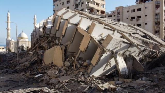 Разрушенное здание в Газе после удара израильской авиации