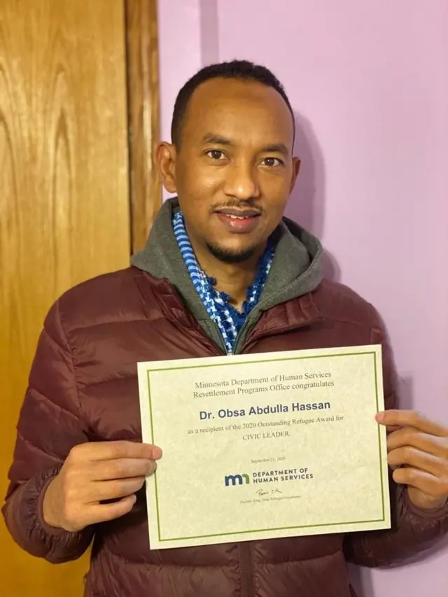 Yetuk ayollar bilan transseksuallar Yalangoch Emi Smart video onlayn