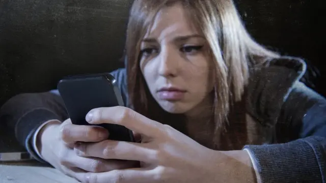 Una joven con un celular