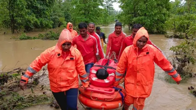 భూపాలపల్లి జిల్లాలో ఎన్డీఆర్ఎఫ్ రెస్క్యూ ఆపరేషన్లు