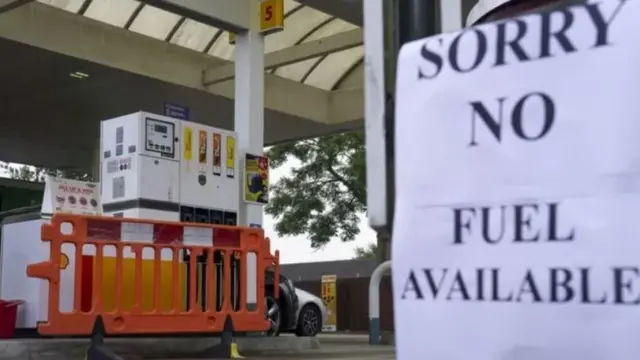 محطة وقود لا يوجد بها وقود في بريطانيا
