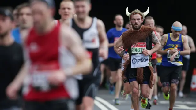 Лондонский марафон-2017: участник бежит в костюме с рогами на голове