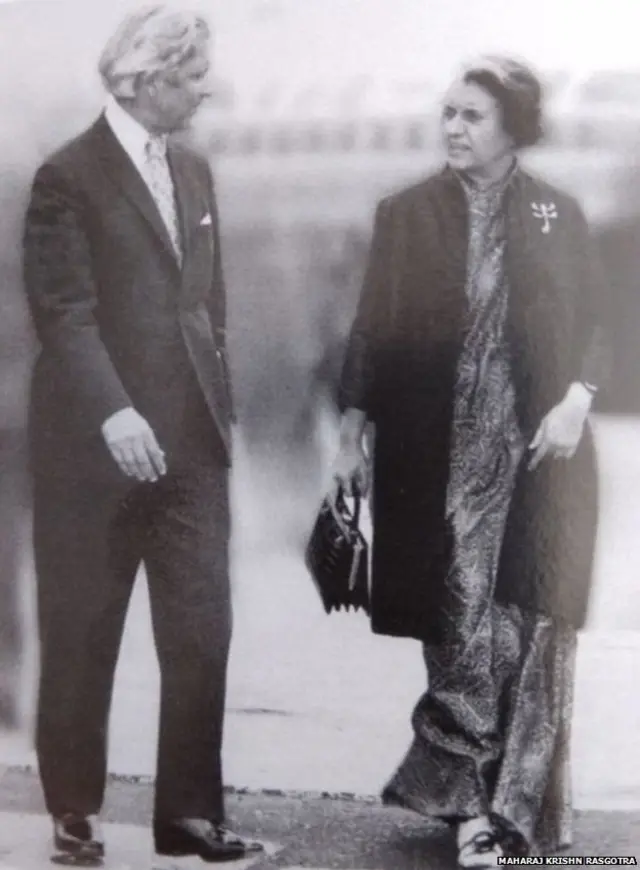 కృష్ణ రస్‌గోత్రాతో ఇందిరాగాంధీ