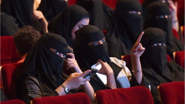 Suudi kadınlar sinema salonunda