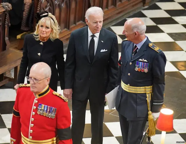 ਅਮਰੀਕਾ ਦੇ ਰਾਸ਼ਟਰਪਤੀ ਜੋ ਬਾਇਡਨ (ਵਿਚਕਾਰ) ਅਤੇ ਫਰਸਟ ਲੇਡੀ ਜਿਲ ਬਾਇਡਨ ਮਹਾਰਾਣੀ ਐਲਿਜ਼ਾਬੈਥ II ਦੇ ਅੰਤਿਮ ਸੰਸਕਾਰ 'ਤੇ ਪਹੁੰਚੇ