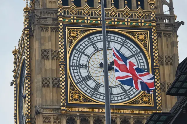 Bandera a media asta.