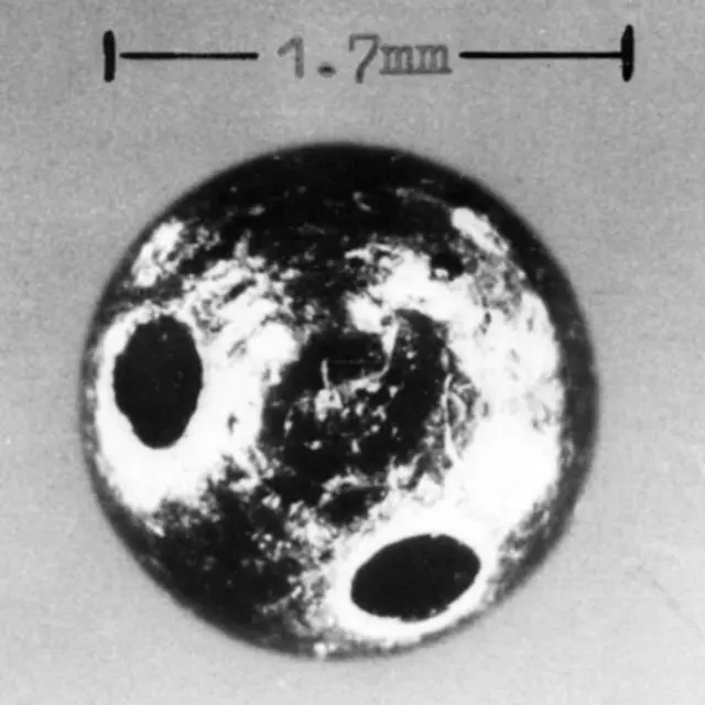 Markov'u zehirleyen ve risin içeren minik tablet şemsiyenin ucuna yerleştirilmiş ve otopside bulunmuştu