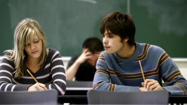 С помощью технологий у учащихся появляются возможности для мошенничества, а у преподавателей - возможности уличить их в этом