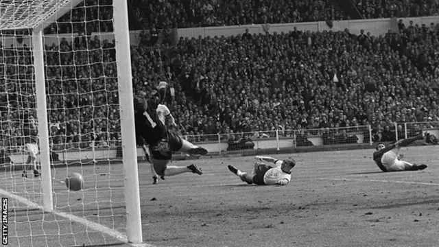 El tercer gol de Geoff Hurst a Alemania