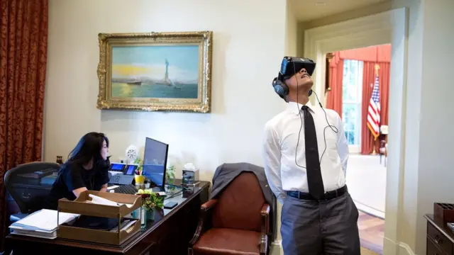 Mwezi Agosti: Nje ya ofisi ya Oval nchini Marekani, rais Barrack Obama anaangalia filamu kupitia miwani ya Virtual Reality huku msaidizi wake akimpuuza na kuendelea na kazi yake.