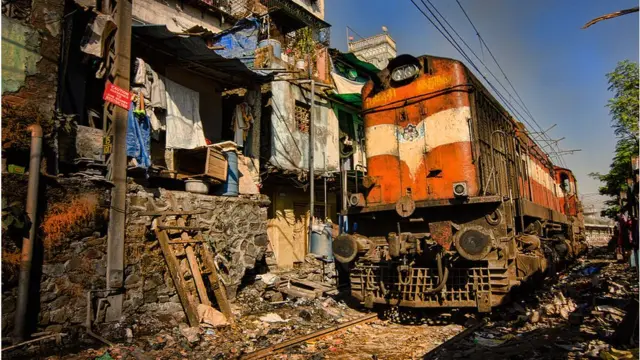 घसरलेलं राहणीमान आणि अनिश्चित आयुष्य यांच्यामध्ये मुंबईकर माणसाची कोंडी झाली आहे.