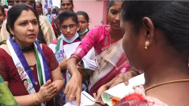 వైసీపీ నేతలు, కార్యకర్తల ప్రచారం