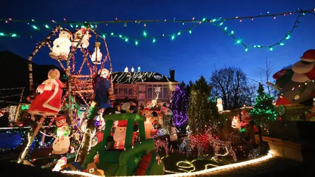 сюжетная сценка у дома